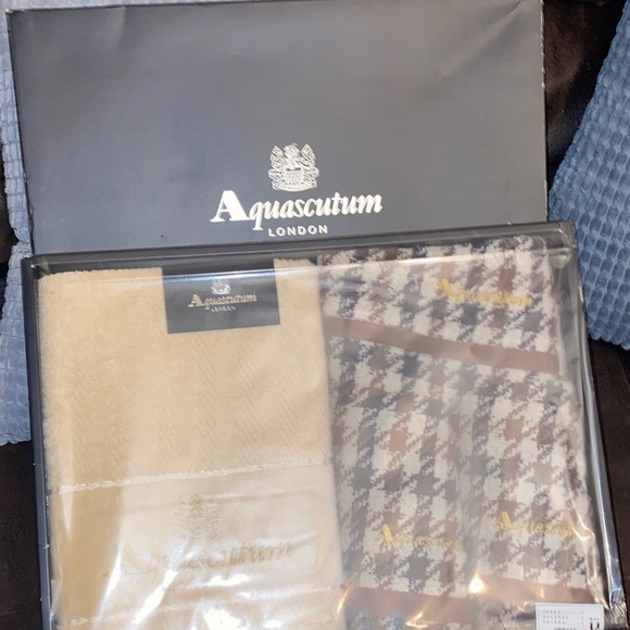Aquascutum London Cream and Brown Bath Towels
